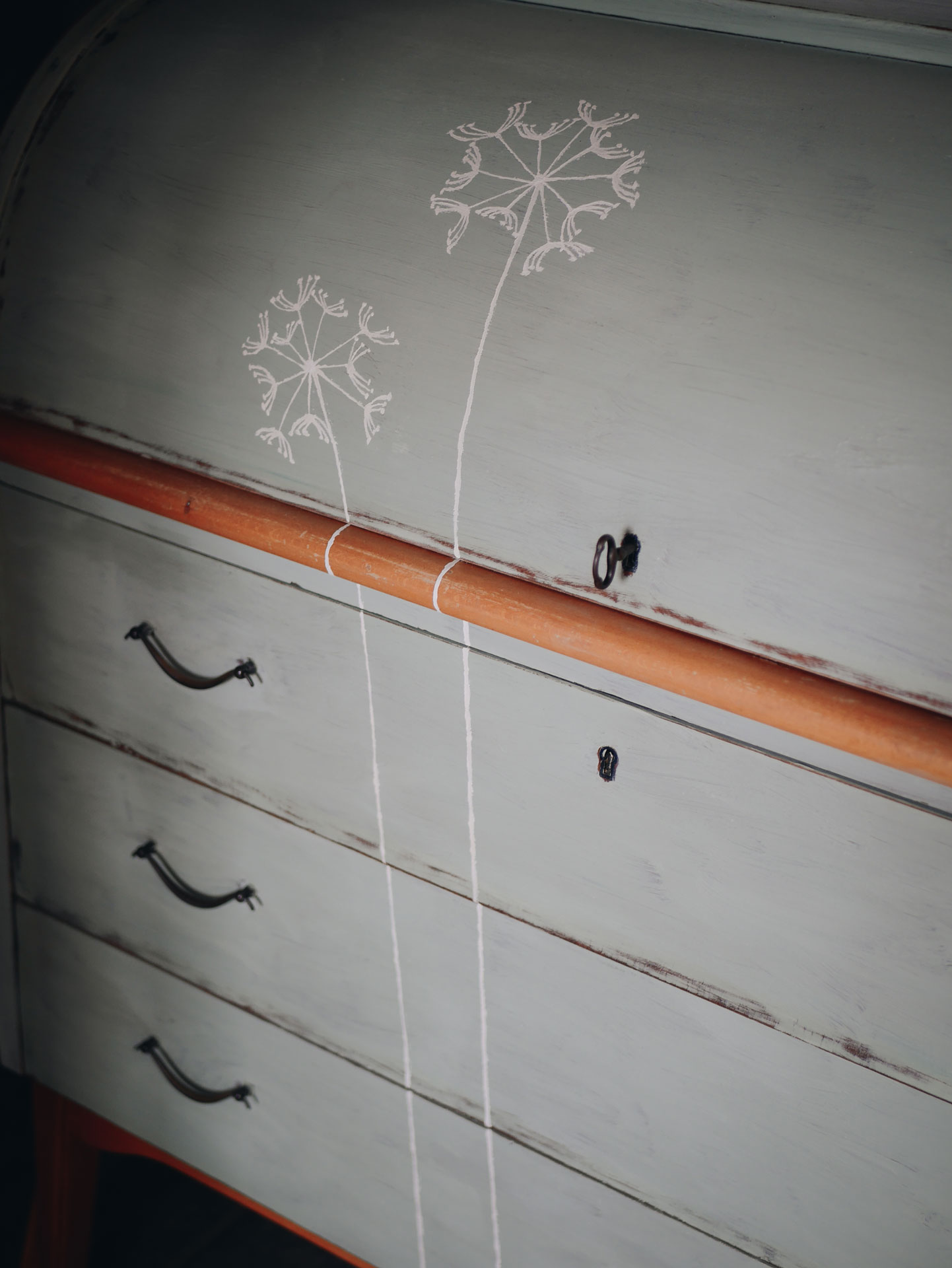 Upcycling grauer Schrank